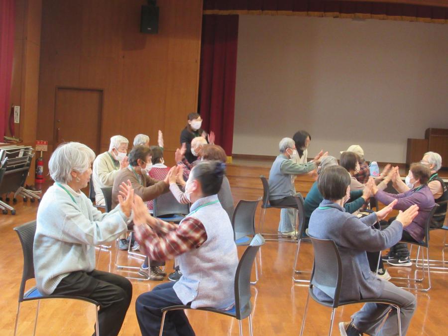 二人で手遊びしているところ