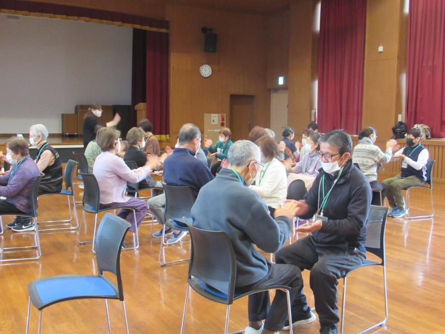 二人一組で手遊びする様子