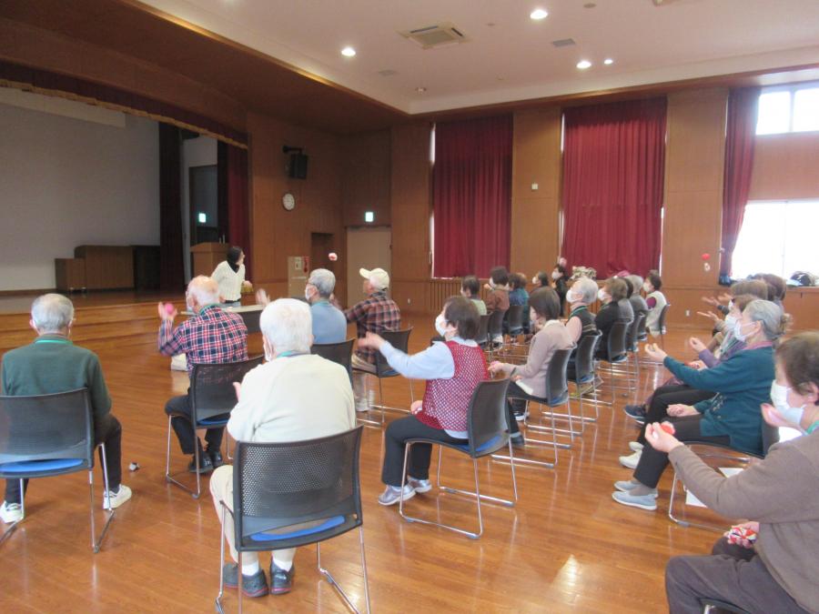 お手玉を使ってわらべ歌遊びをしている様子