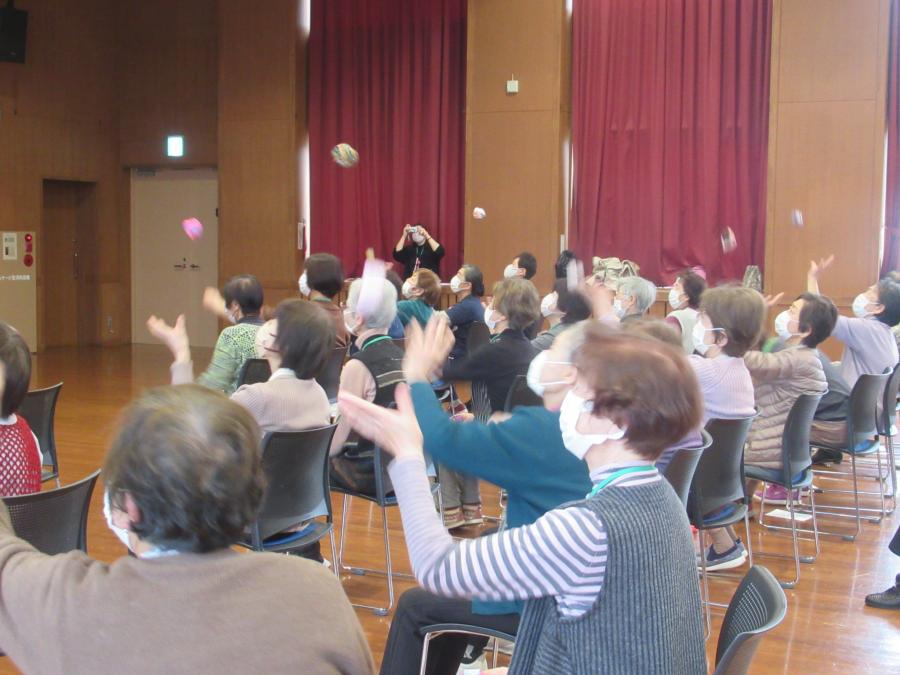 お手玉でわらべ歌をしている様子