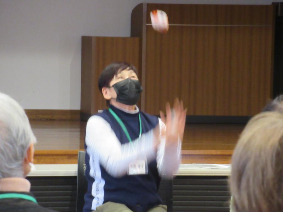 お手玉を投げて披露している一人の女性の写真