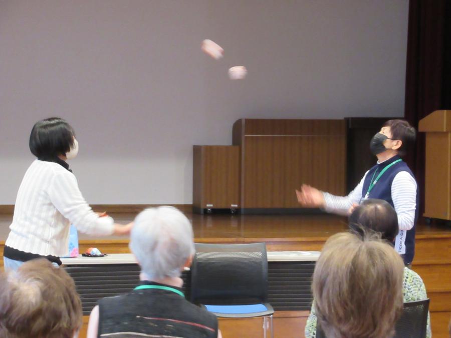 講師ともう一人の女性でお手玉を投げあう様子