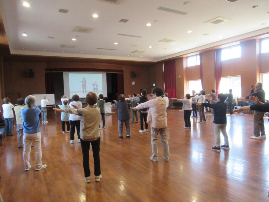 大豆島甚句体操をDVDを観ながらやっている様子