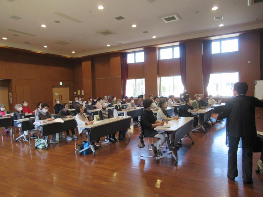 講師が歌う詩吟を聴く様子