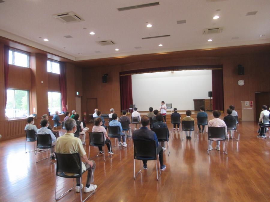 椅子に座り、説明を聞く受講者の様子