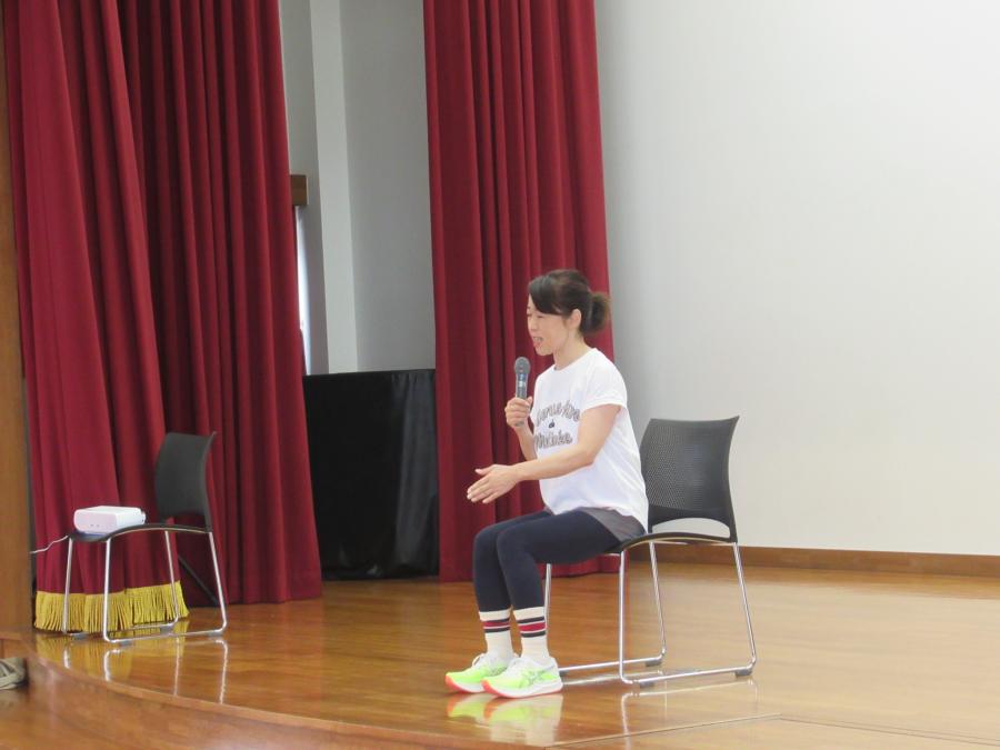 運動の説明をしている講師の写真