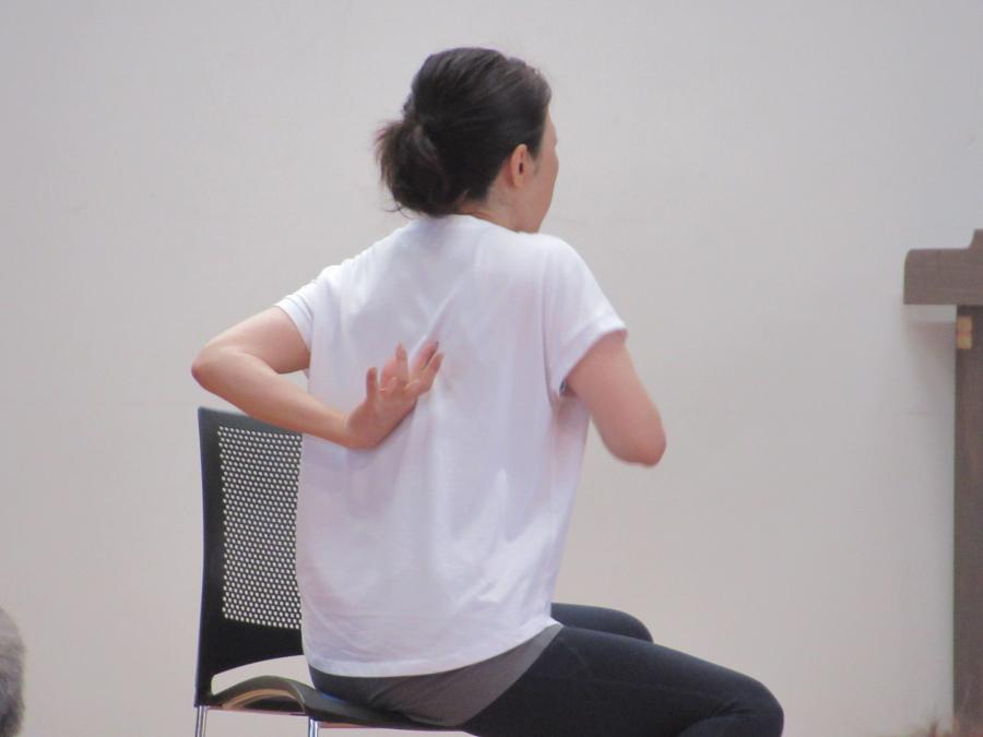 肩甲骨を動かす説明をする講師の様子