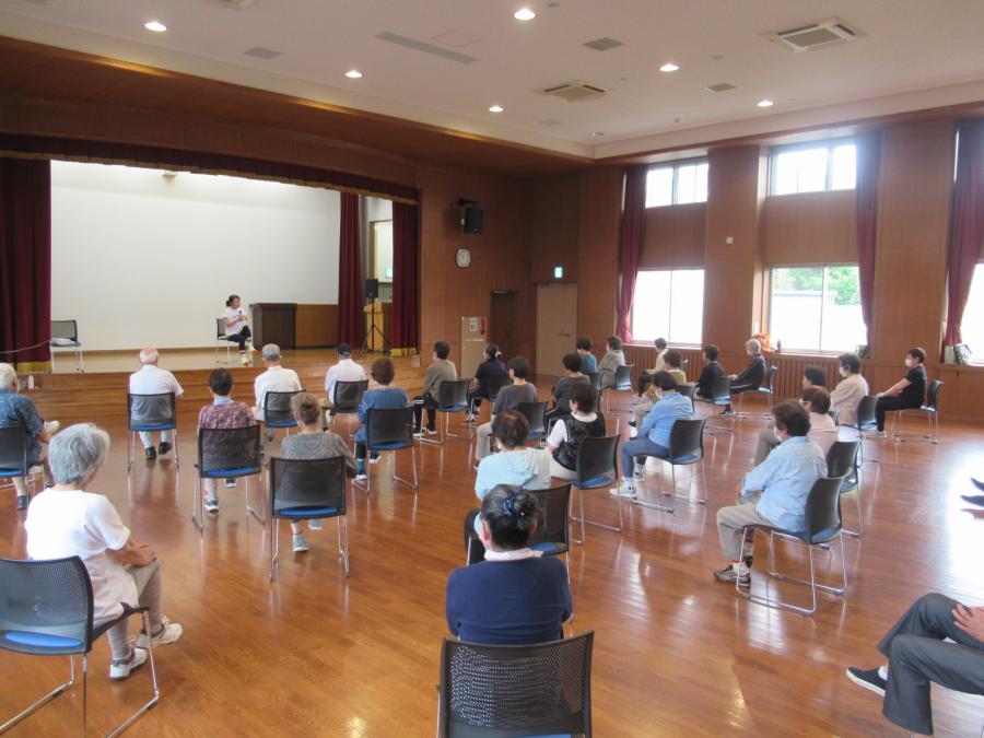 片足を膝から上げて両手で押さえて運動している様子