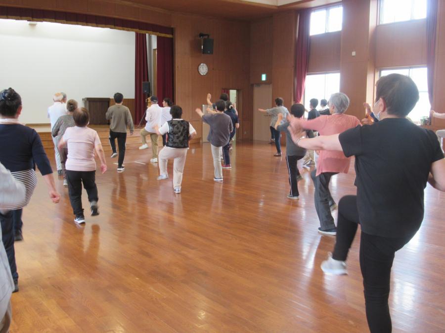立って歩く運動からやっているところ