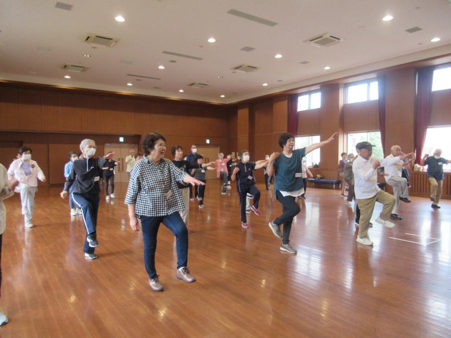 足踏みともも上げの運動の様子