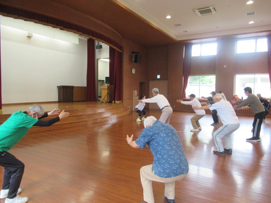 スクワットの運動をしている様子