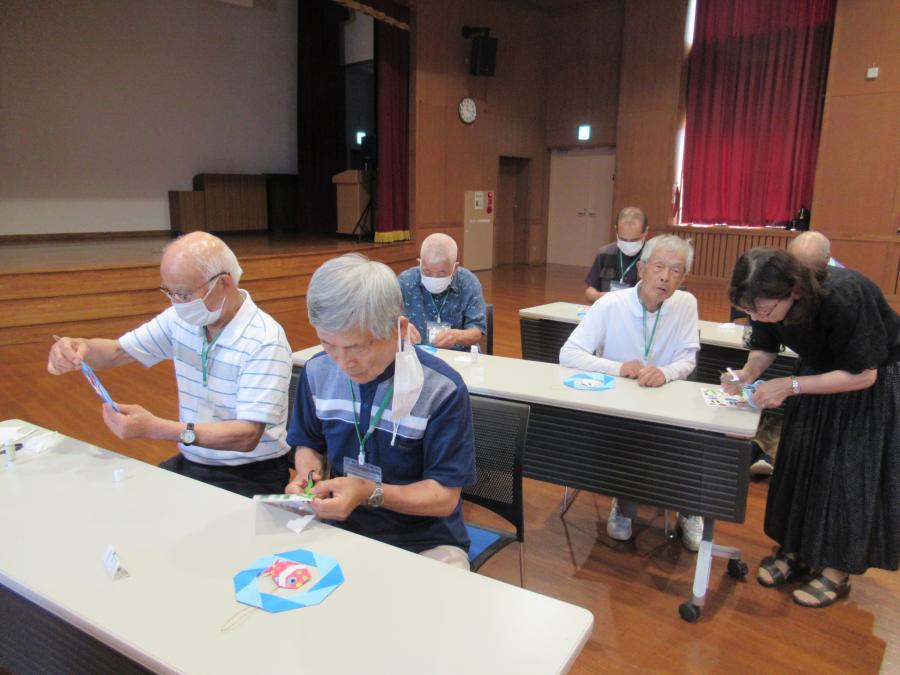 はさみでカットを切り抜いている様子
