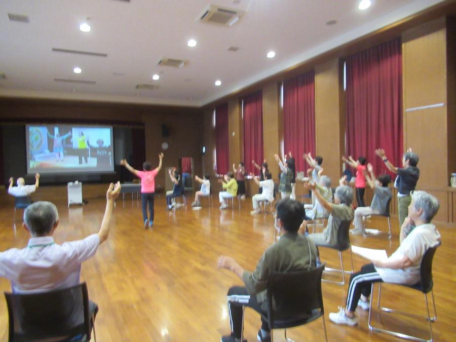 DVDをみながら笑いヨガをしている様子