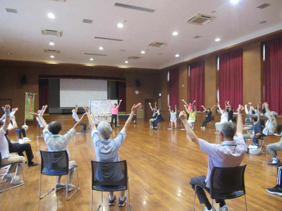 笑いヨガをしている会場の様子