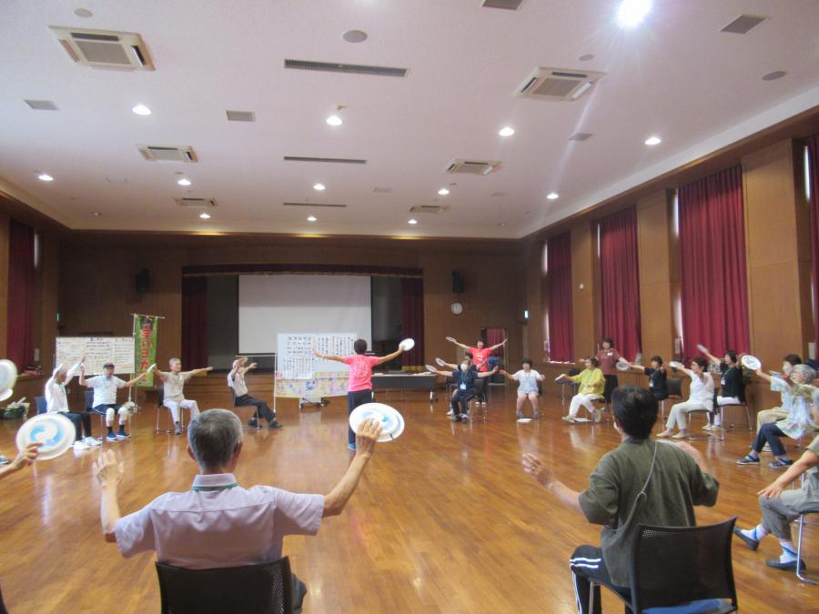 ソーラン節を歌いながら、紙皿を持って踊る様子