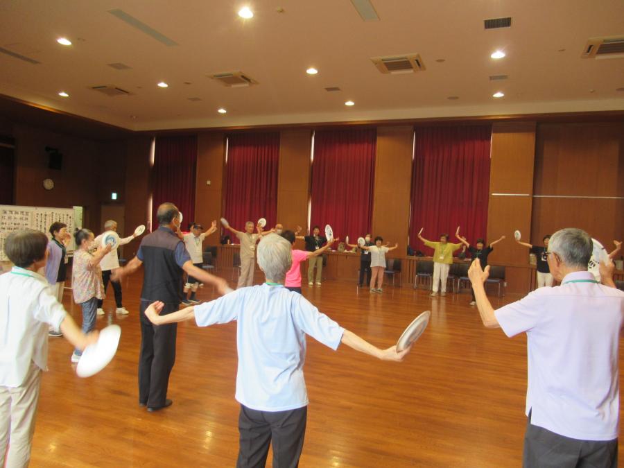 ソーラン節を曲に合わせて踊る様子