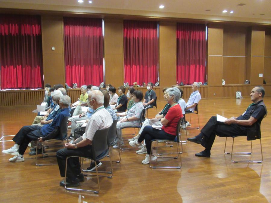 受講者が椅子に座っておはなしを聞く様子