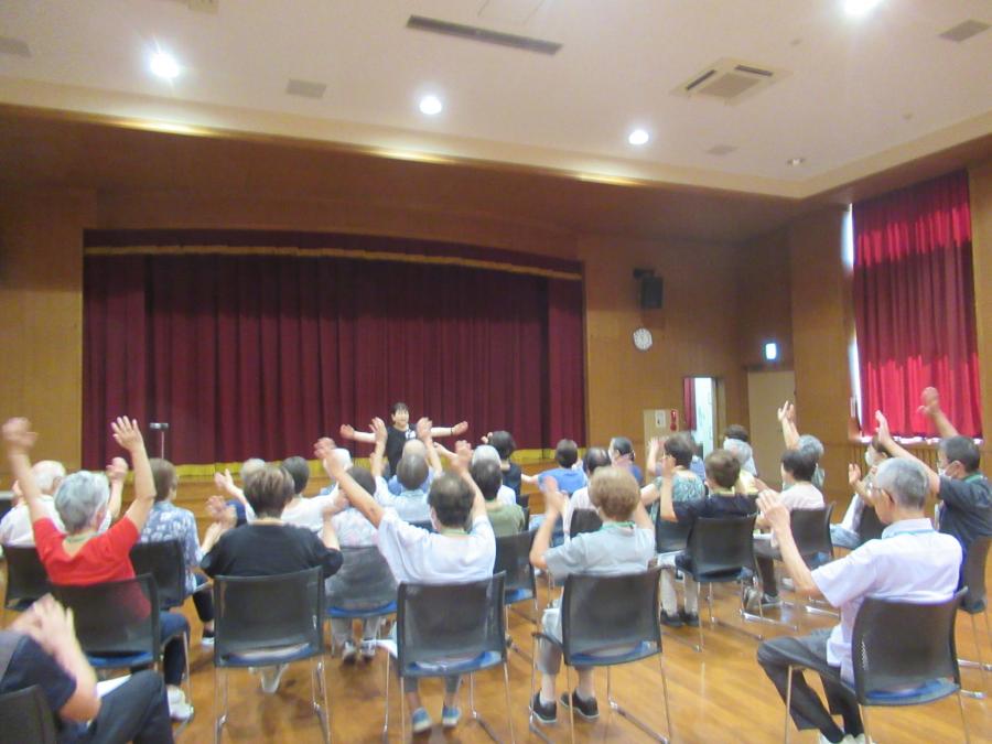 手遊びをしている会場の様子