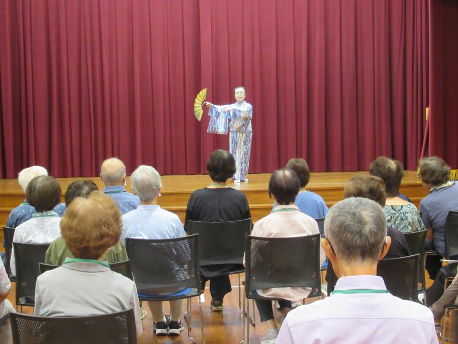 日本舞踊を披露して、踊っている様子