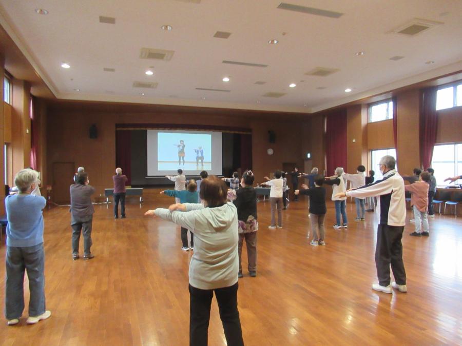 大豆島甚句体操をDVDをみながら行っている様子