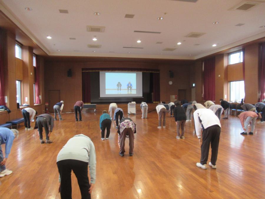 大豆島甚句体操をDVDを観ながらやっているところ