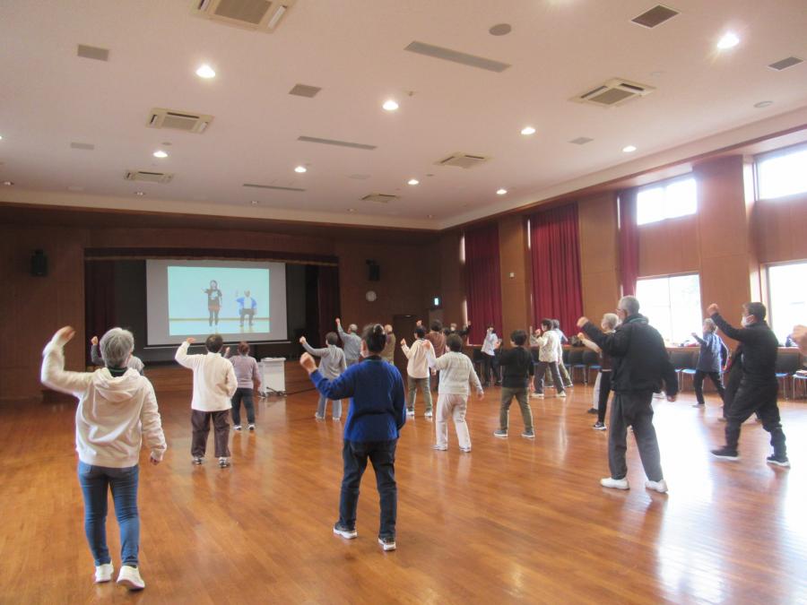 準備体操の大豆島甚句体操をしている様子