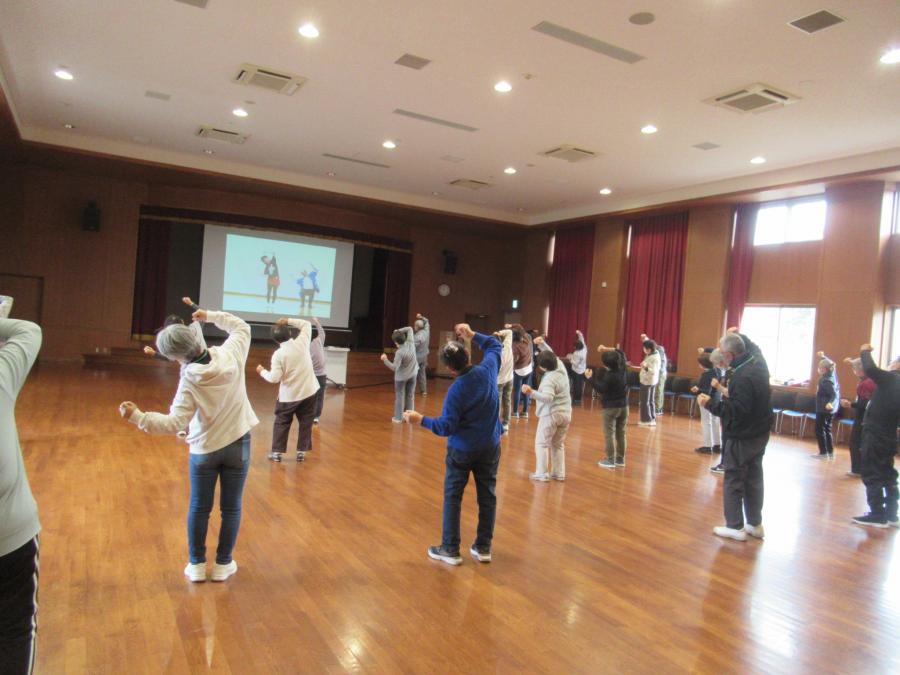 身体を動かして大豆島甚句体操をしている様子