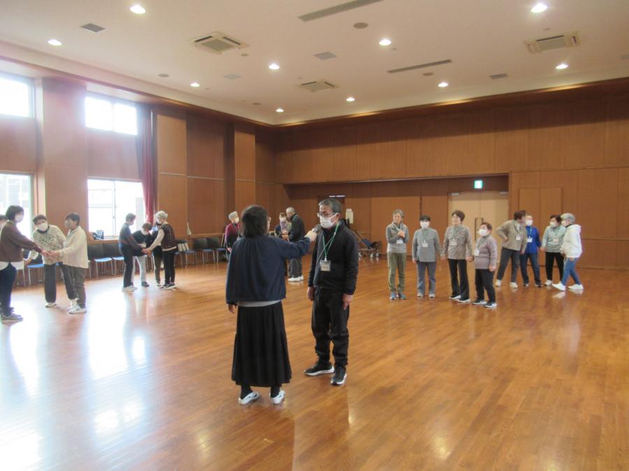 一人の男性がお名前ゲームの質問に答えている様子