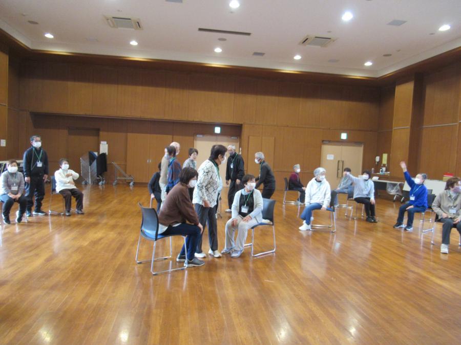 木とリスのゲームをする様子