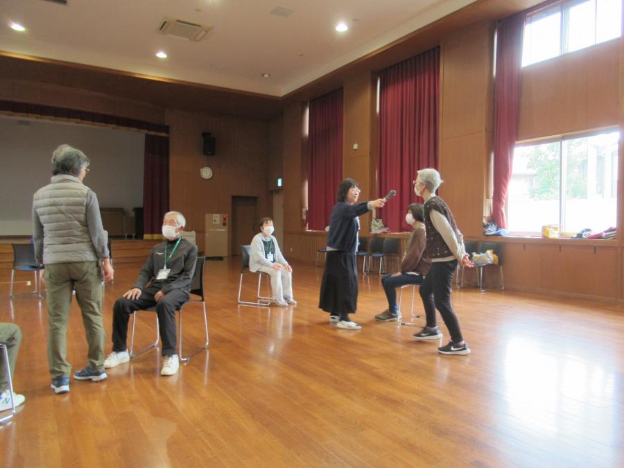 3人組で木とリスのゲームをする会場の様子