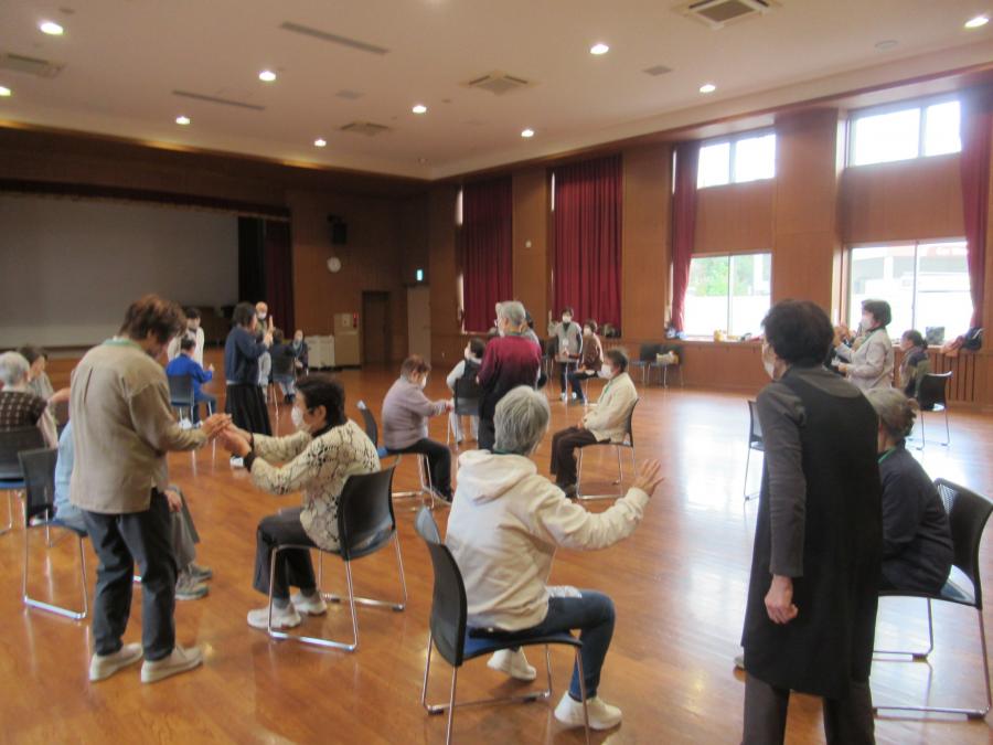 木とリスのゲームを3人組でしている様子