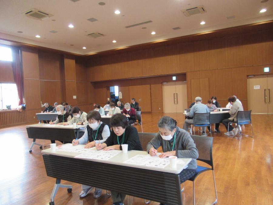 筆算で問題を計算している様子