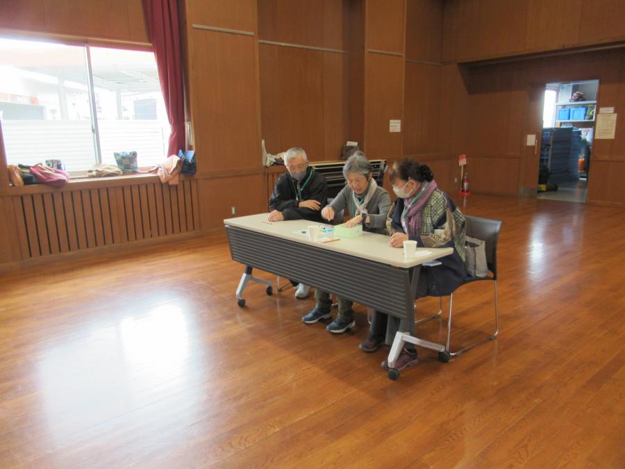 ペットボトルキャップゲームをする受講者の様子