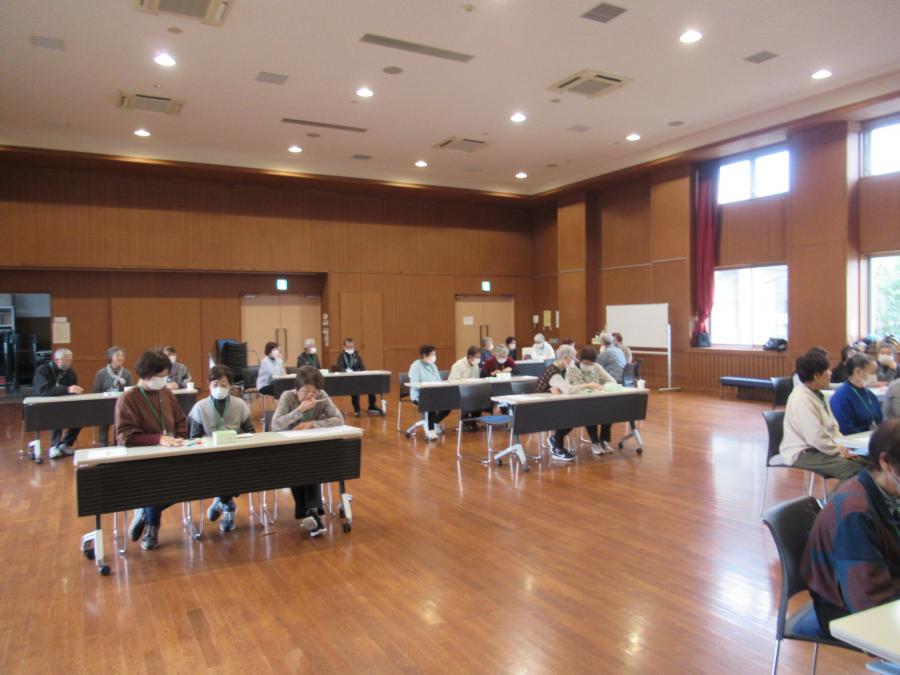 ペットボトルキャップゲームをしている会場の様子