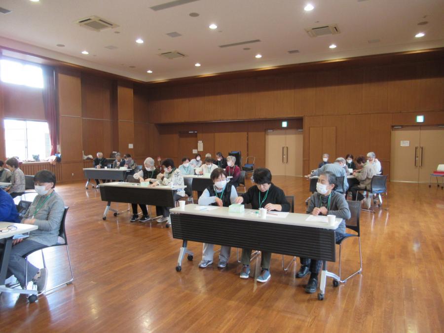 ペットボトルキャップゲームを頑張ってしている様子