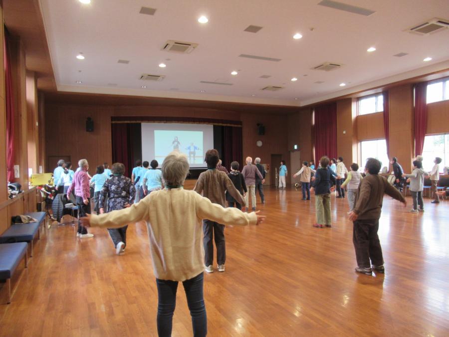 大豆島甚句体操をDVDを観ながらしている様子