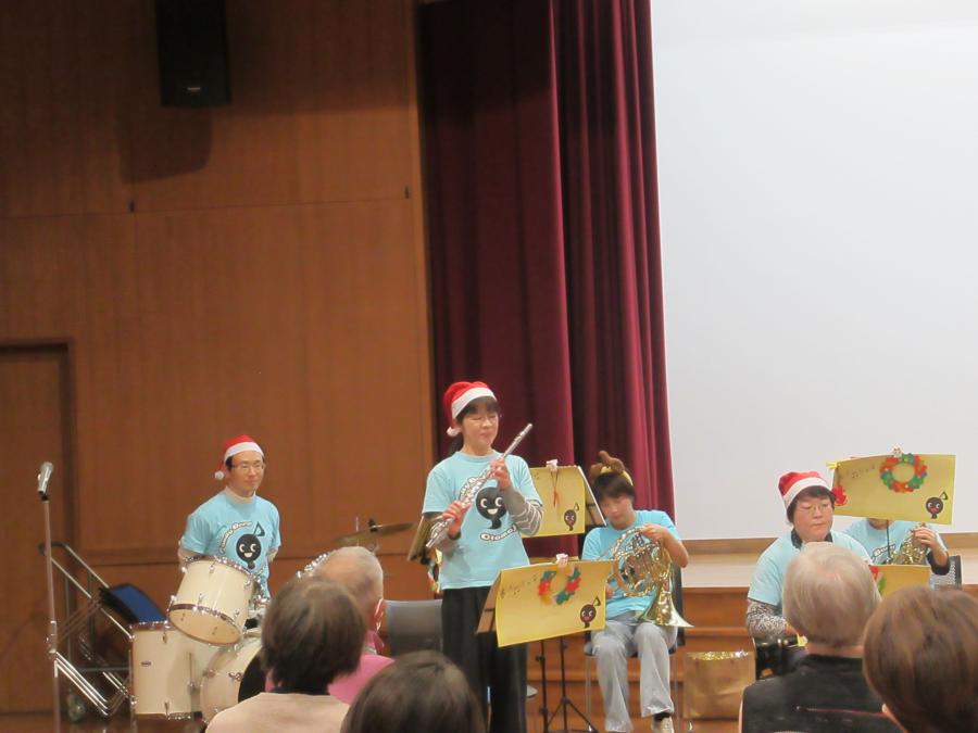 楽器紹介でフルートを紹介している様子