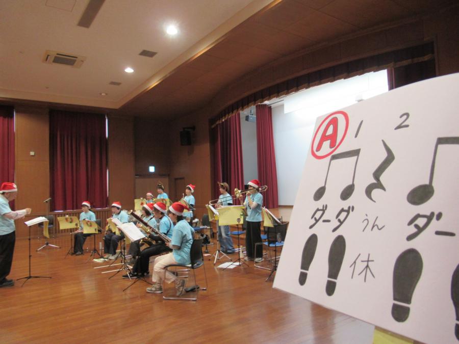 足踏みのリズムを書いたプラカードの写真