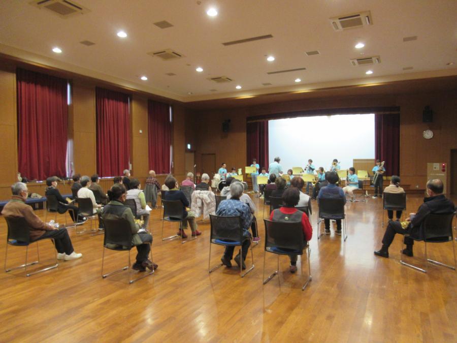 吹奏楽を聴く様子