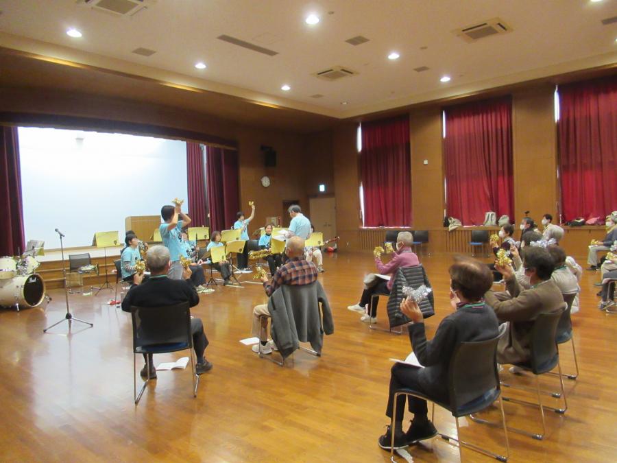 キラキラを振って曲に参加する様子