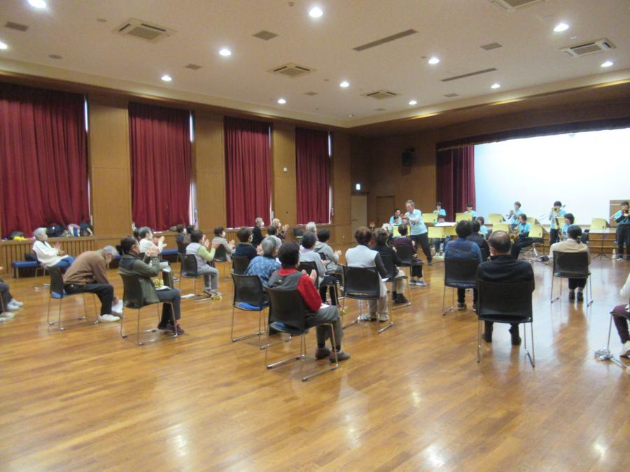 手拍子で参加している様子