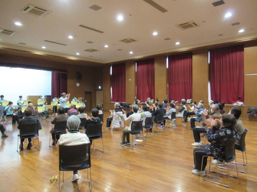 みんなで聞く様子