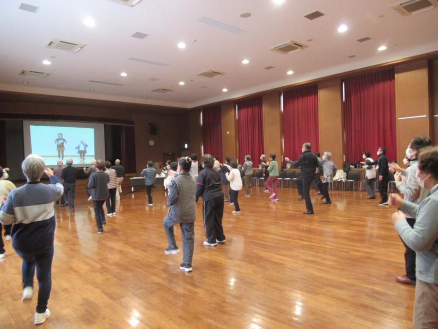 大豆島甚句体操をDVDを観ながらやっているところ