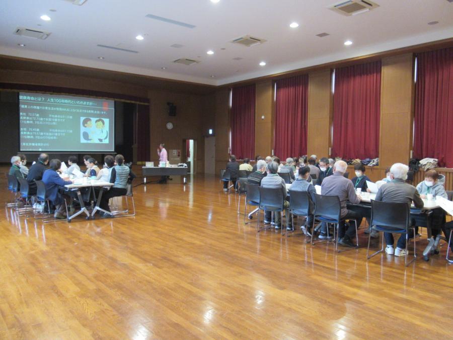 スクリーンに映して今日の内容やルールを説明している様子