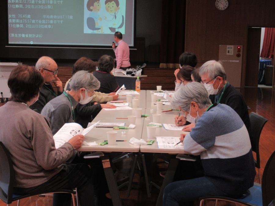 参加者がお題について話す様子