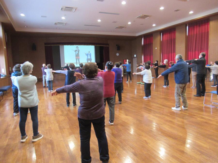 大豆島甚句体操をDVDを観ながらやっているところ