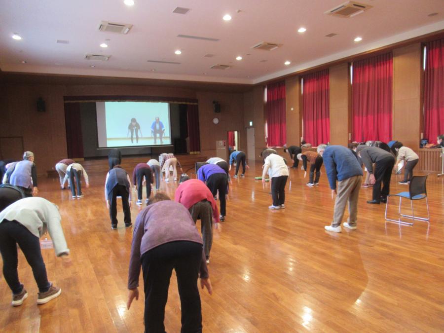 大豆島甚句体操をDVDを観ながらみんなでやっている様子