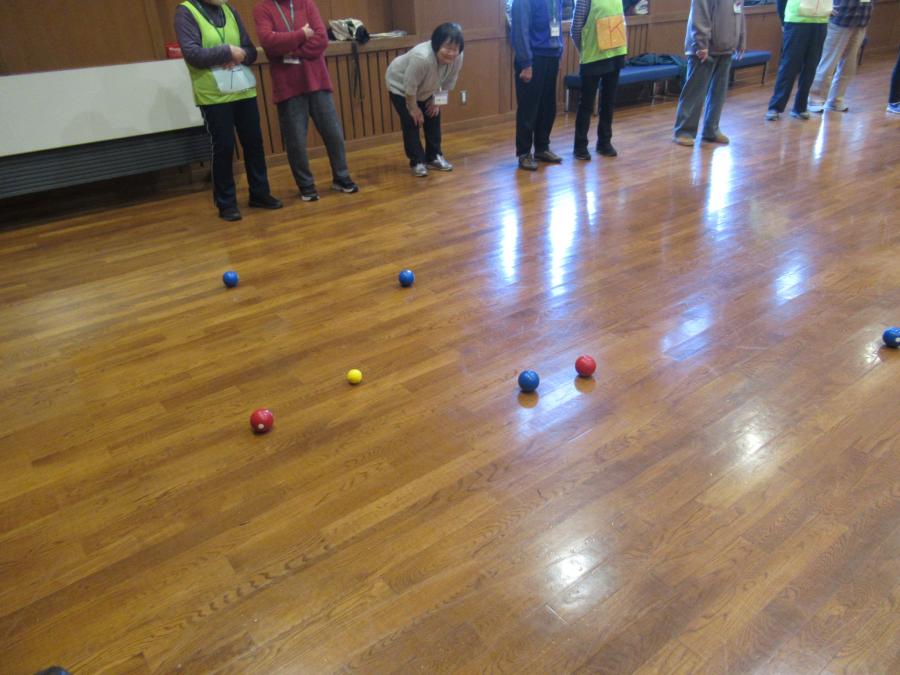 赤と青の球が散らばっている試合の様子