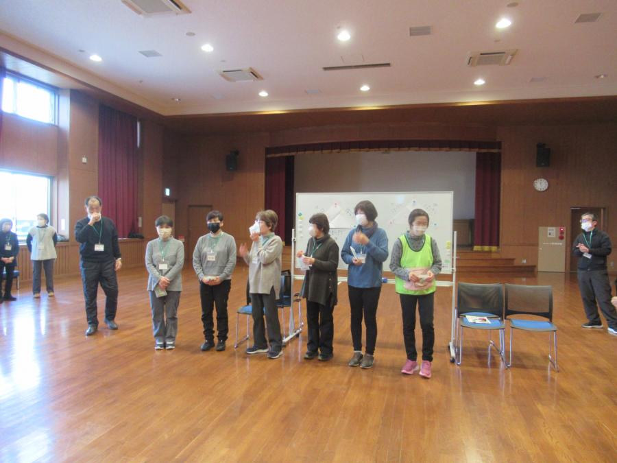 1位を取った2チームの6人の写真