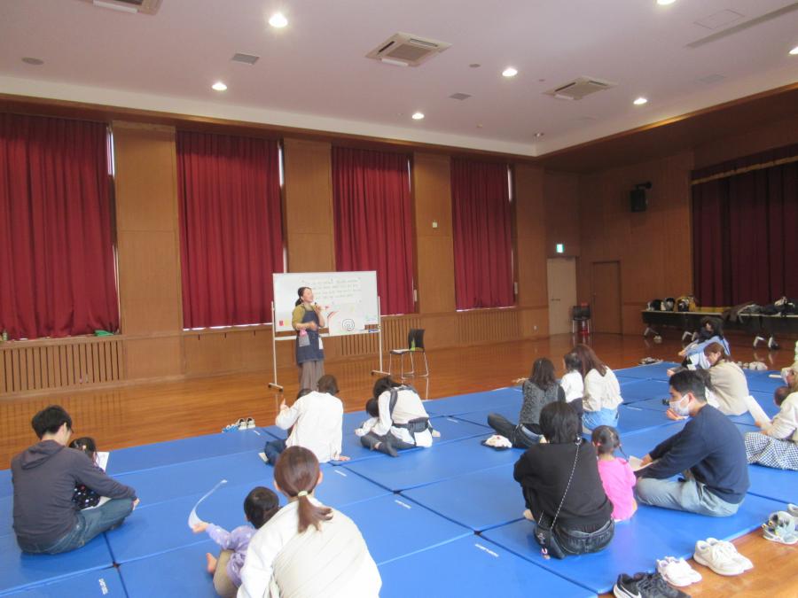 天気を英語で言うことを指導していただいている様子